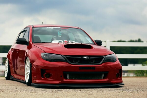 Coche subaru impreza rojo