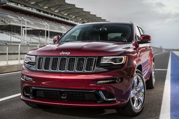 Roter Cherokee-Jeep im Stadion