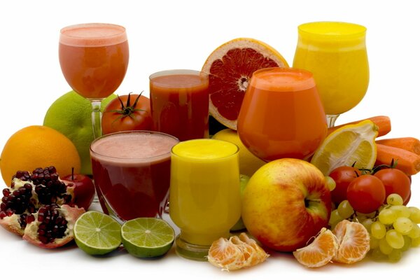 Свежевыжатые соки на фоне фруктов