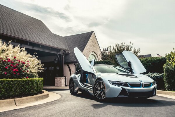 Luxueux argent BMW i8 vue sur fond de manoir