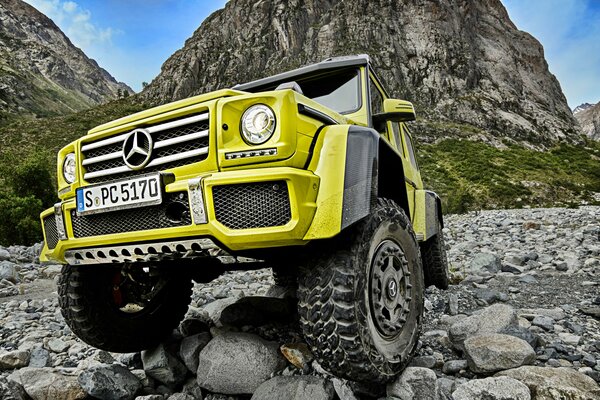 Mercedes-BENZ G500 4x4 W463 SUV citron vert sur fond de rochers