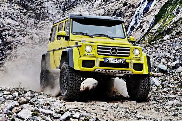 Une Mercedes-Benz jaune vif roule à travers les contes