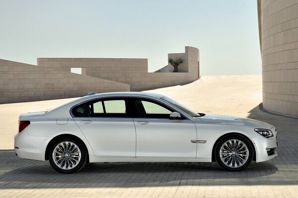 BMW Serii 7, Biały Sedan, tworzący doskonały nastrój