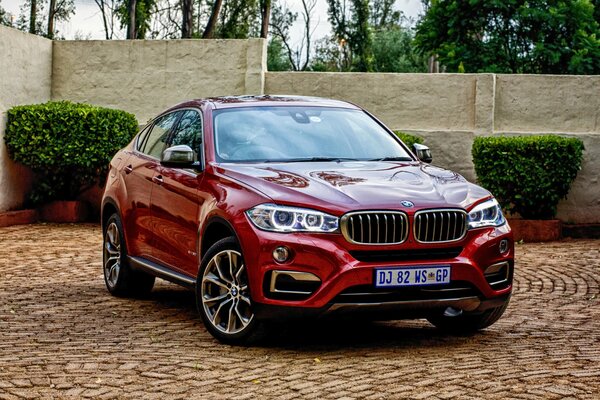 Rouge bmw X6 2015. Vue de face