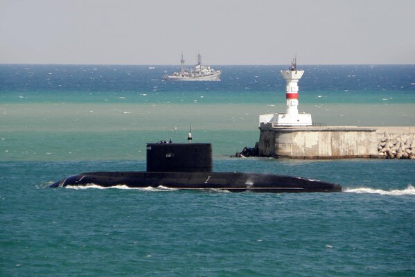 Подводная лодка на горизонте. море и горизонт