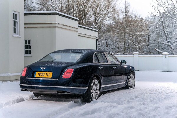 Blaues Auto im Schnee ist normal