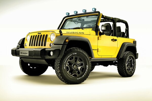 SUV giallo jeep su sfondo bianco