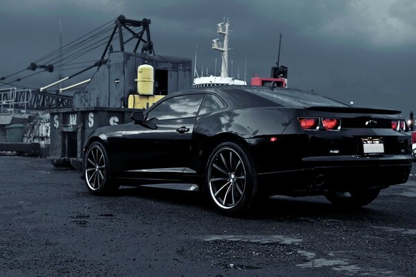 Corvette coche negro en el muelle