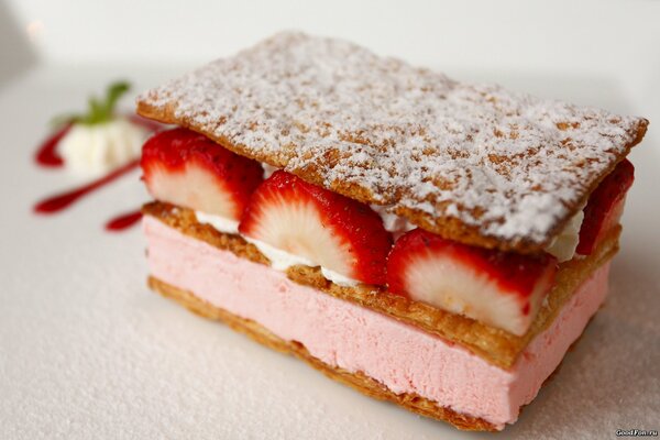 Beau dessert aux fraises avec une pincée