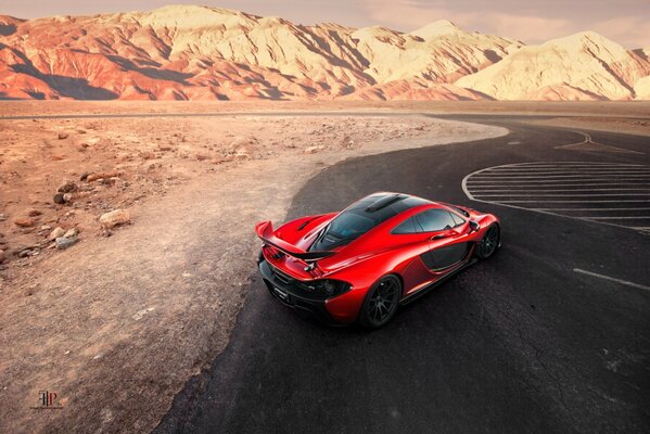 Deportivo hipercoche rojo Ferrari McLaren en la pista de carreras