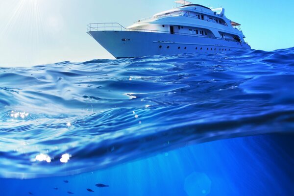 Un yate navega por el mar azul