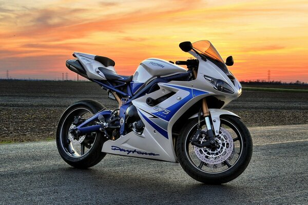 Daytona 675 Triumph bei Sonnenuntergang auf der Strecke