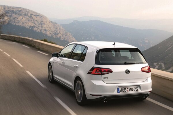 Weißer Folswagen Golf auf der Straße