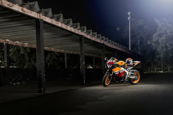 Moto honda CBR1000RR ospite di notte