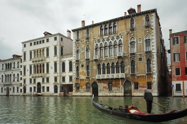 Promenade en gandola sur les canaux de Venise