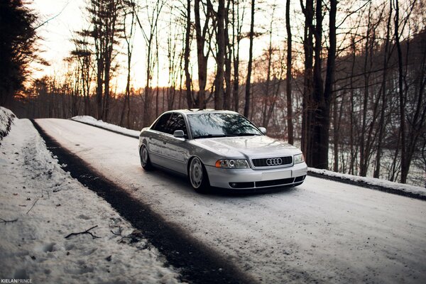 Argento Audi A4 neve foresta strada