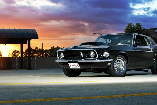 Mustang Ford en la pista carrera de cañones