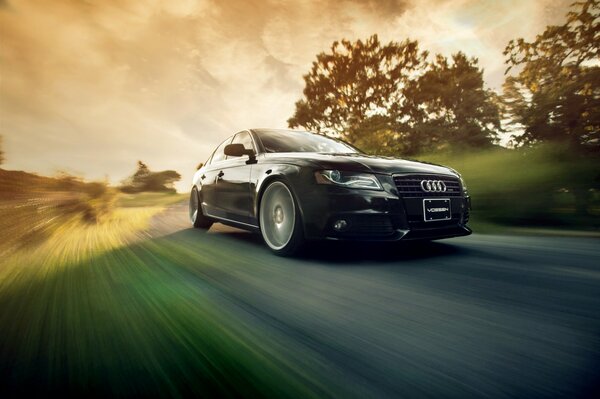 Czarne Audi pokonuje kilometry z prędkością