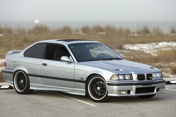 Voiture de sport bmw E36 argent