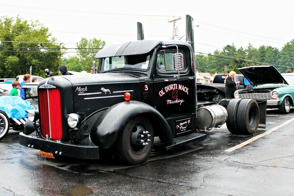 Czarny samochód ciężarowy na parkingu