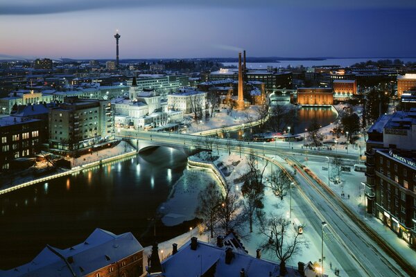 Winterstraße mit Schnee und Brücke