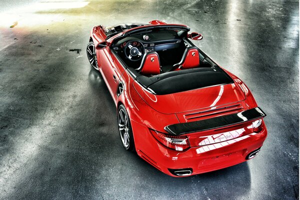 Auto Porsche convertibile di colore rosso