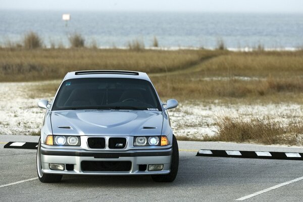 Voiture BMW E36 argentée à terre