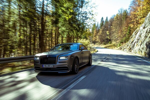 Rolls royce roule sur une route de montagne