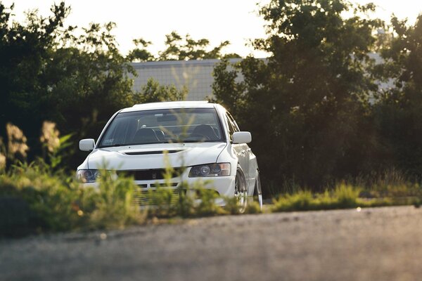 Mitsubishi Evolution sintonizzato di colore bianco