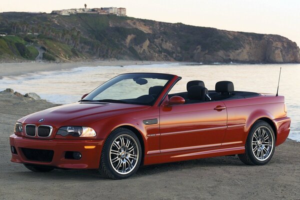 Bmw E46 cabriolet rouge au bord de la mer dans le profil