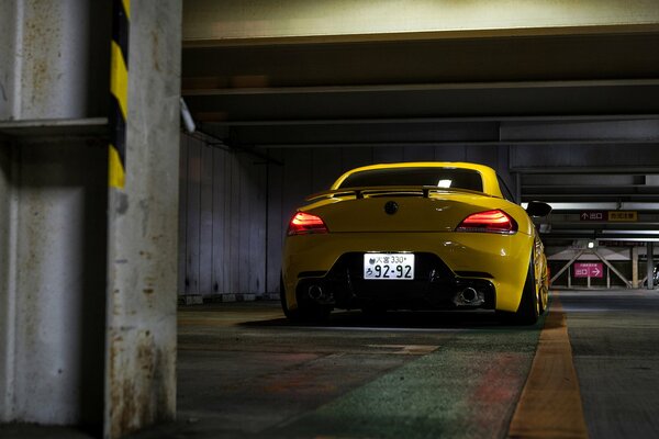 Leuchtend gelber BMW z4 auf einem Parkplatz in Tokio