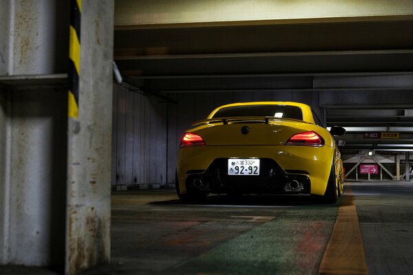 BMW z4 jaune vif sur un parking à Tokyo