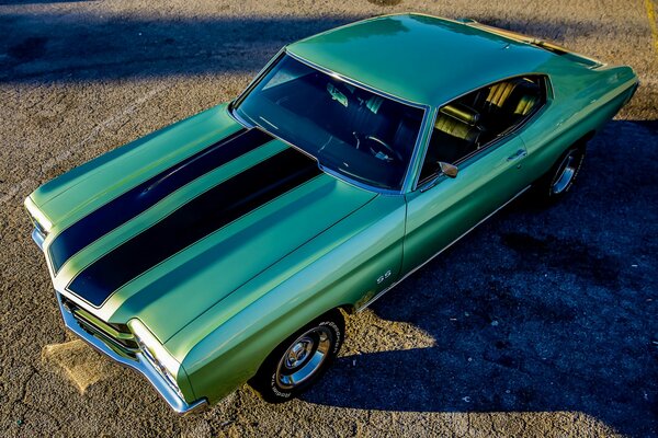 Verde con strisce auto di marca chevrolet chevelle ss in stile retrò