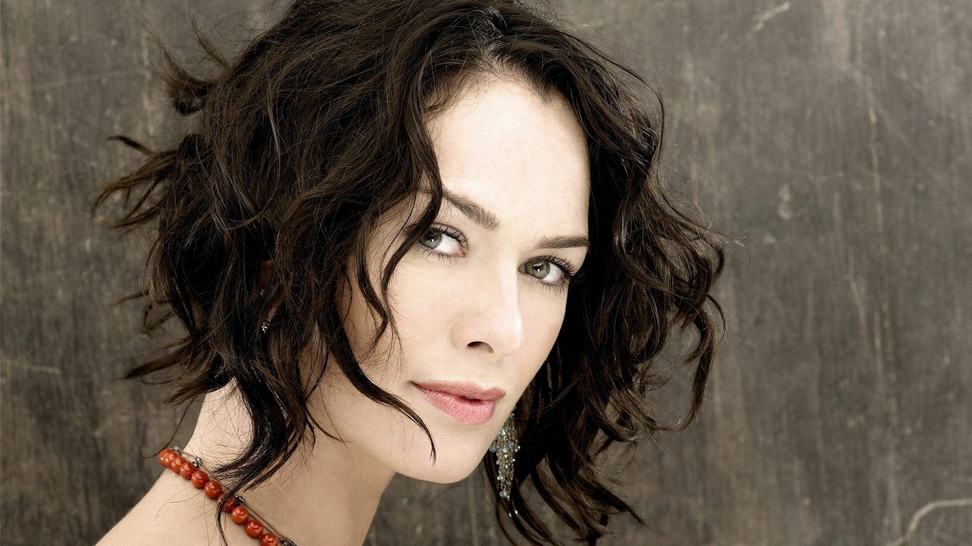 lena headey lena headey sarah connor terminator scc terminator dziewczyna twarz aktorka wygląd oczy usta włosy brunetka loki szarość szare tło kolczyki modelki portret kobiety