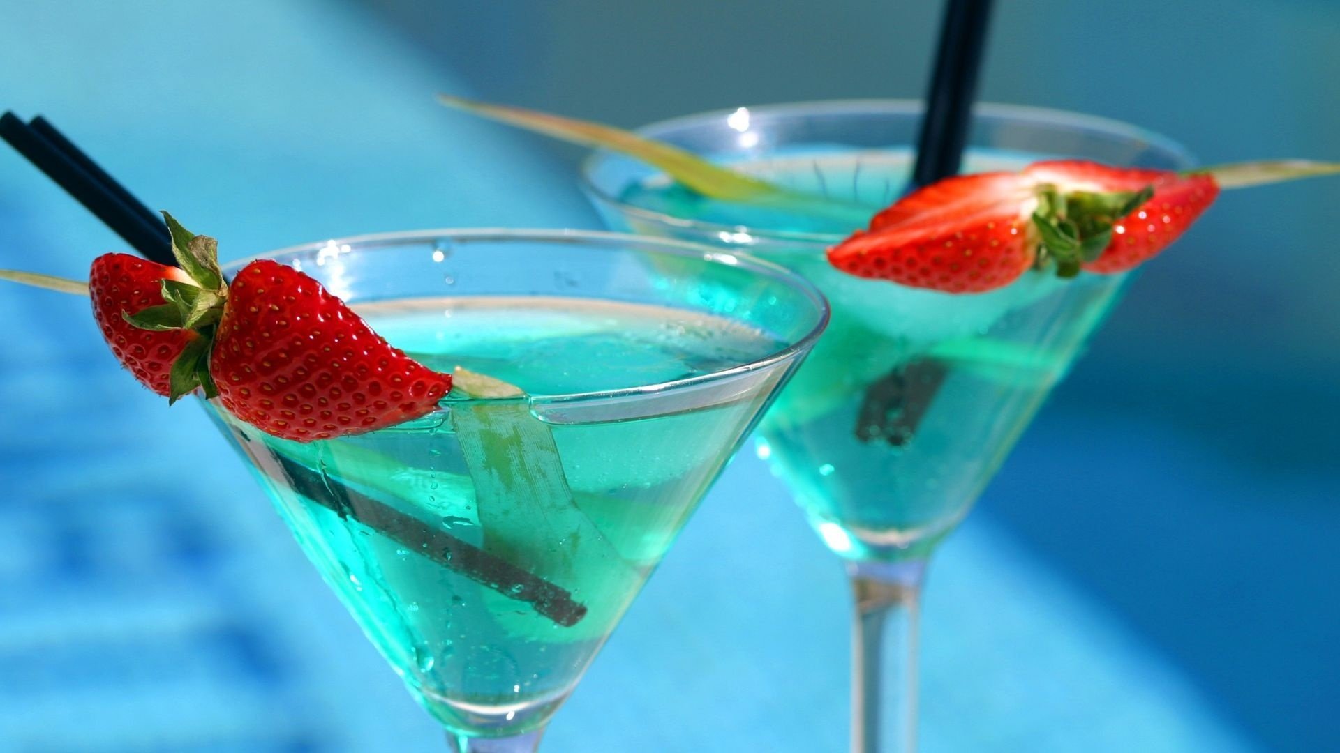 copas de vino fresas martinis cócteles fondo azul bayas bebidas