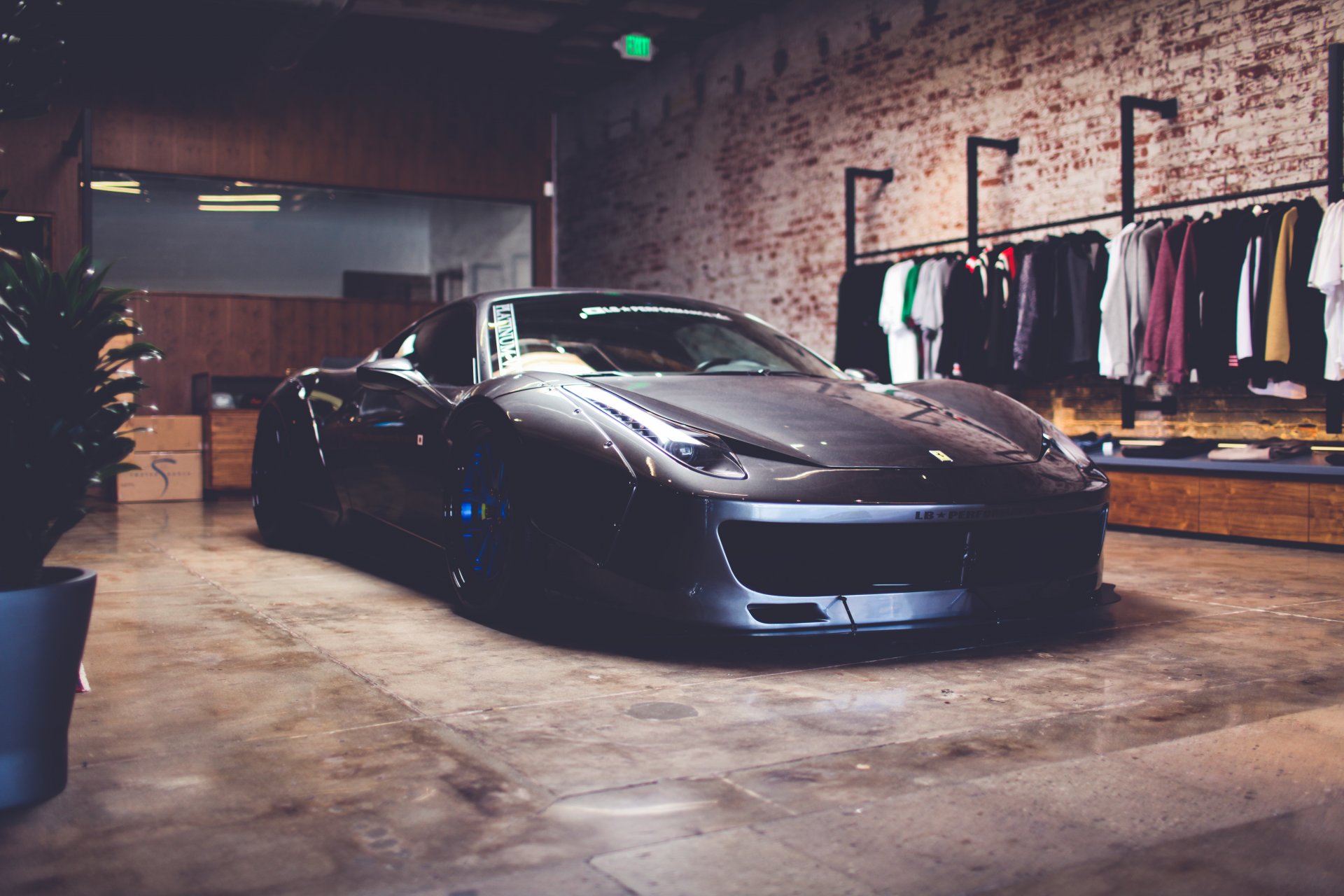 liberty walk 458 ferrari f50 garage abbigliamento neon riflessione