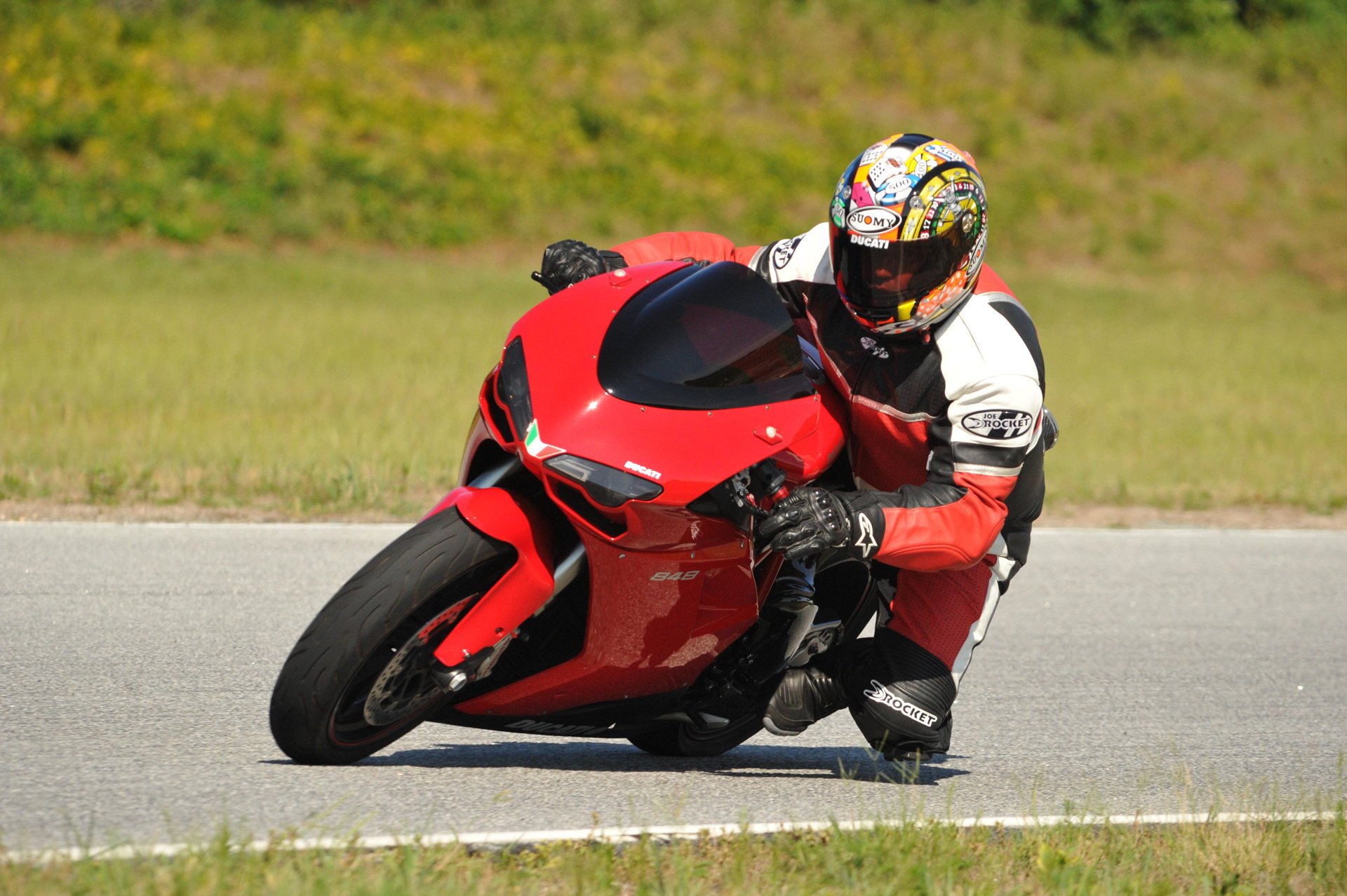 ducati 848 sportbike rosso ducati vélo de sport moto moto rouge conception italie pilote casque vitesse extrême route asphalte coureur verdure herbe moto sport course moto vélo hommes moto