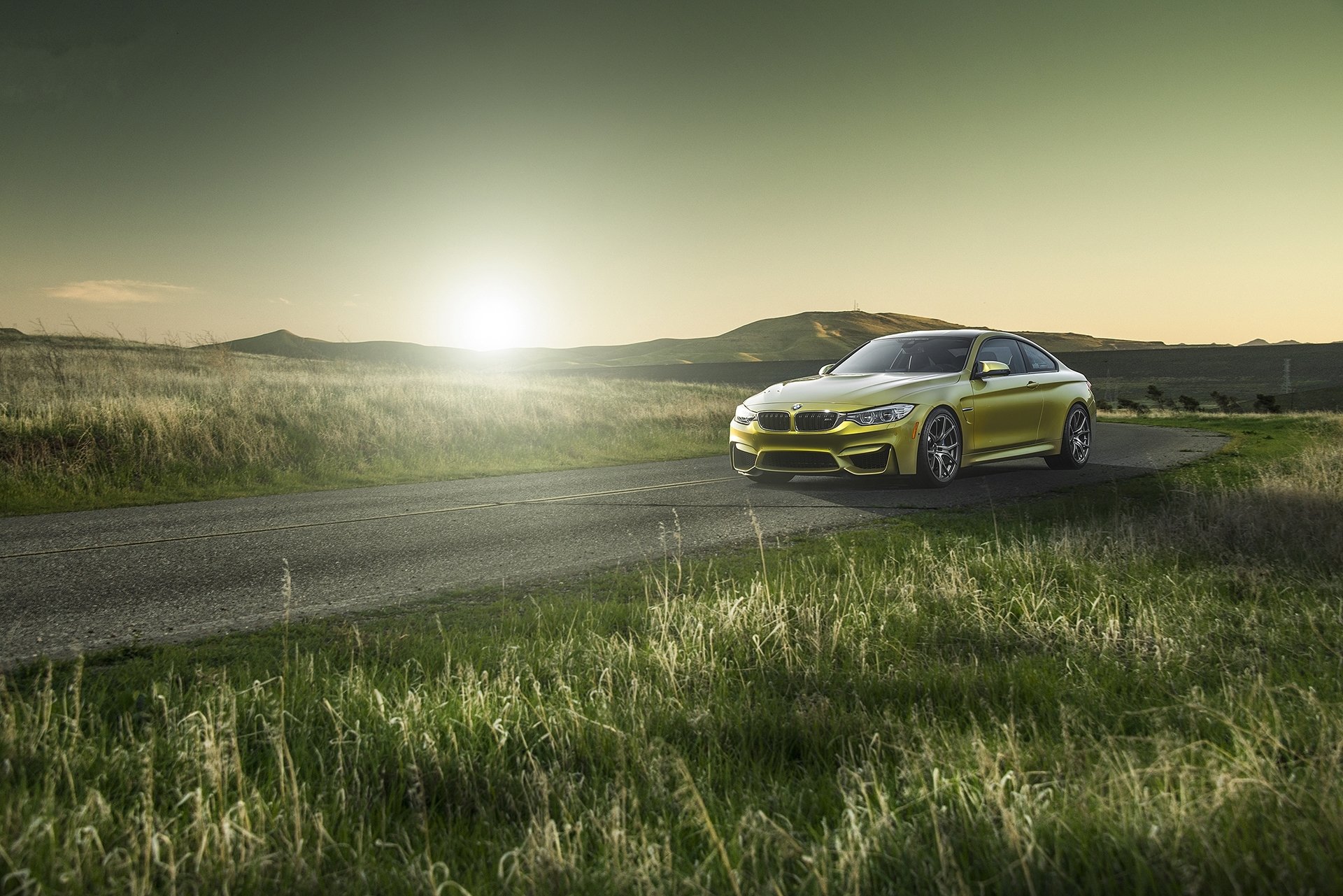 bmw m4 f82 jaune bmw route bord de la route herbe