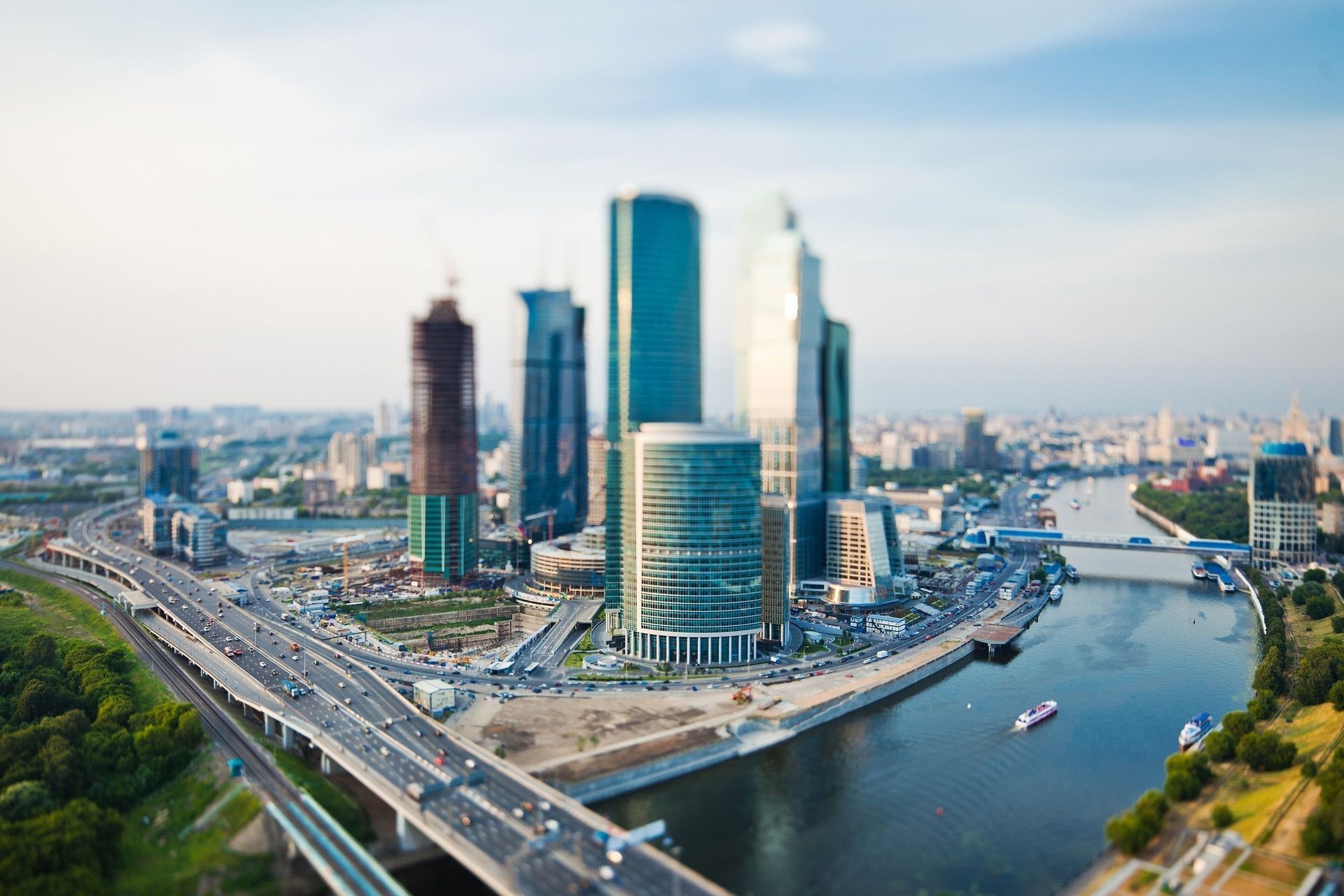 moskau panorama straßen moskau-stadt fluss stadt metropole hauptstadt russland brücke boot auto bewegung ansicht gebäude wolkenkratzer häuser bäume uferpromenade