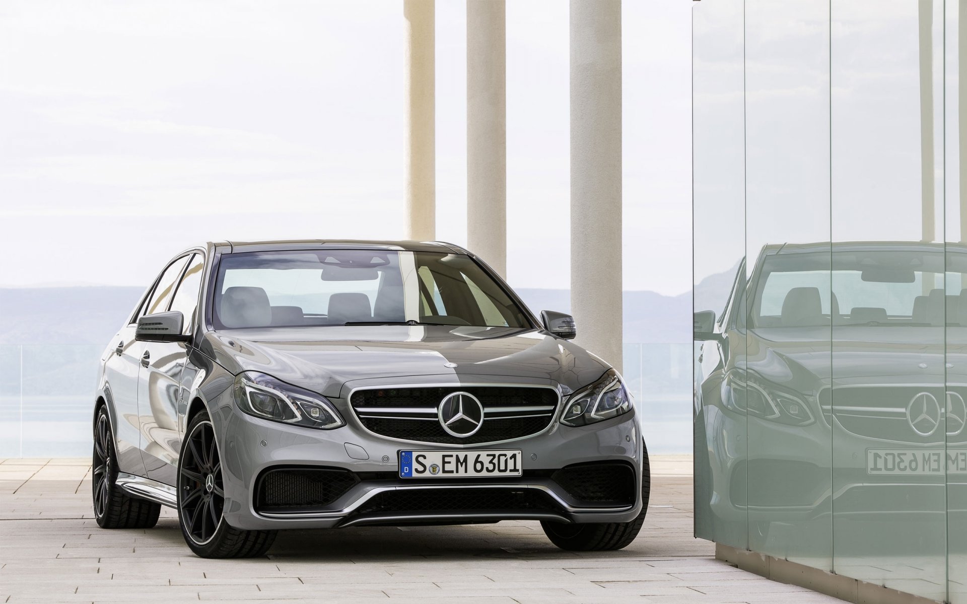 mercedes-benz e 63 amg samochód odbicie szyba przód szary