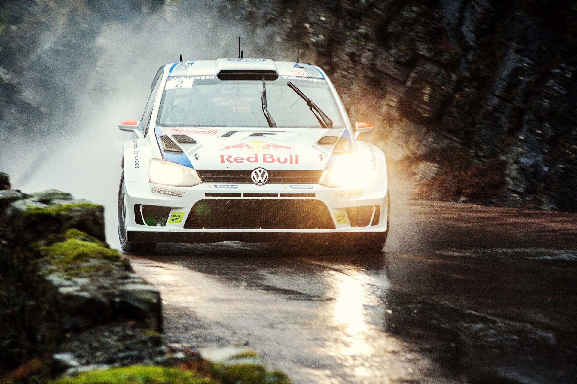 volkswagen polo wrc rajd auto biały speed red bull reflektory światło deszcz pochmurno droga