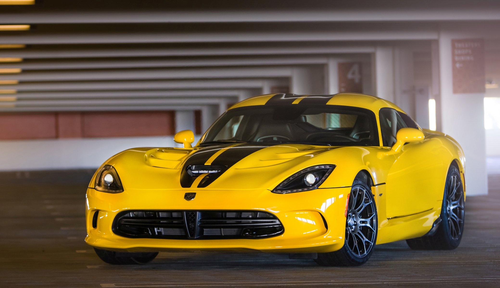 esquiver vipère srt gts jaune parking dodge viper