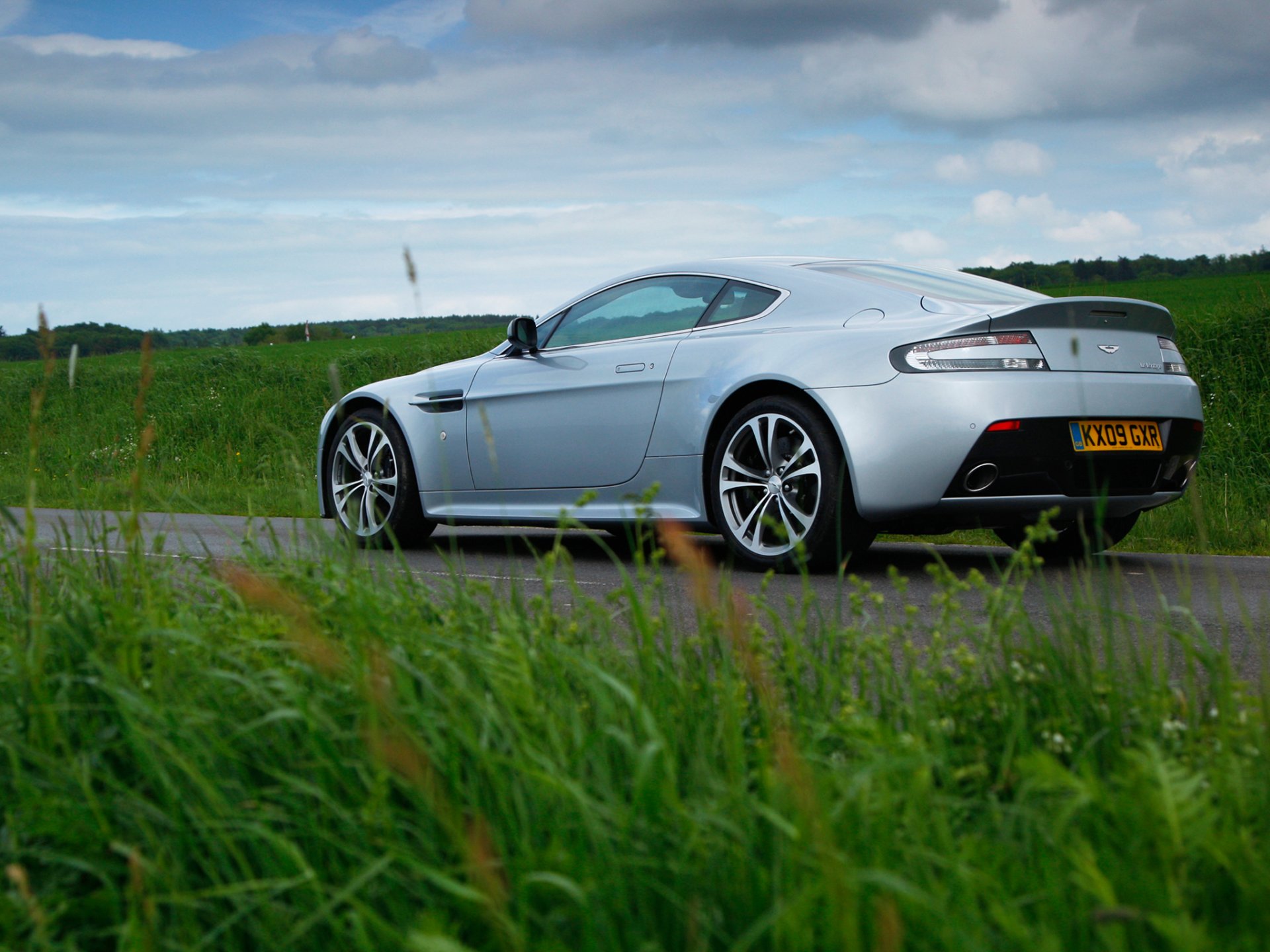 aston martin v12 vantage trawa zielony samochód