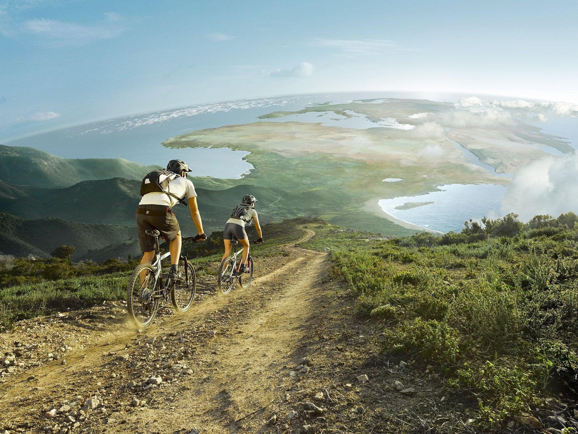 mountain bike panorama vista cielo ciclisti discesa pianeta oceano montagna erba strada nuvole