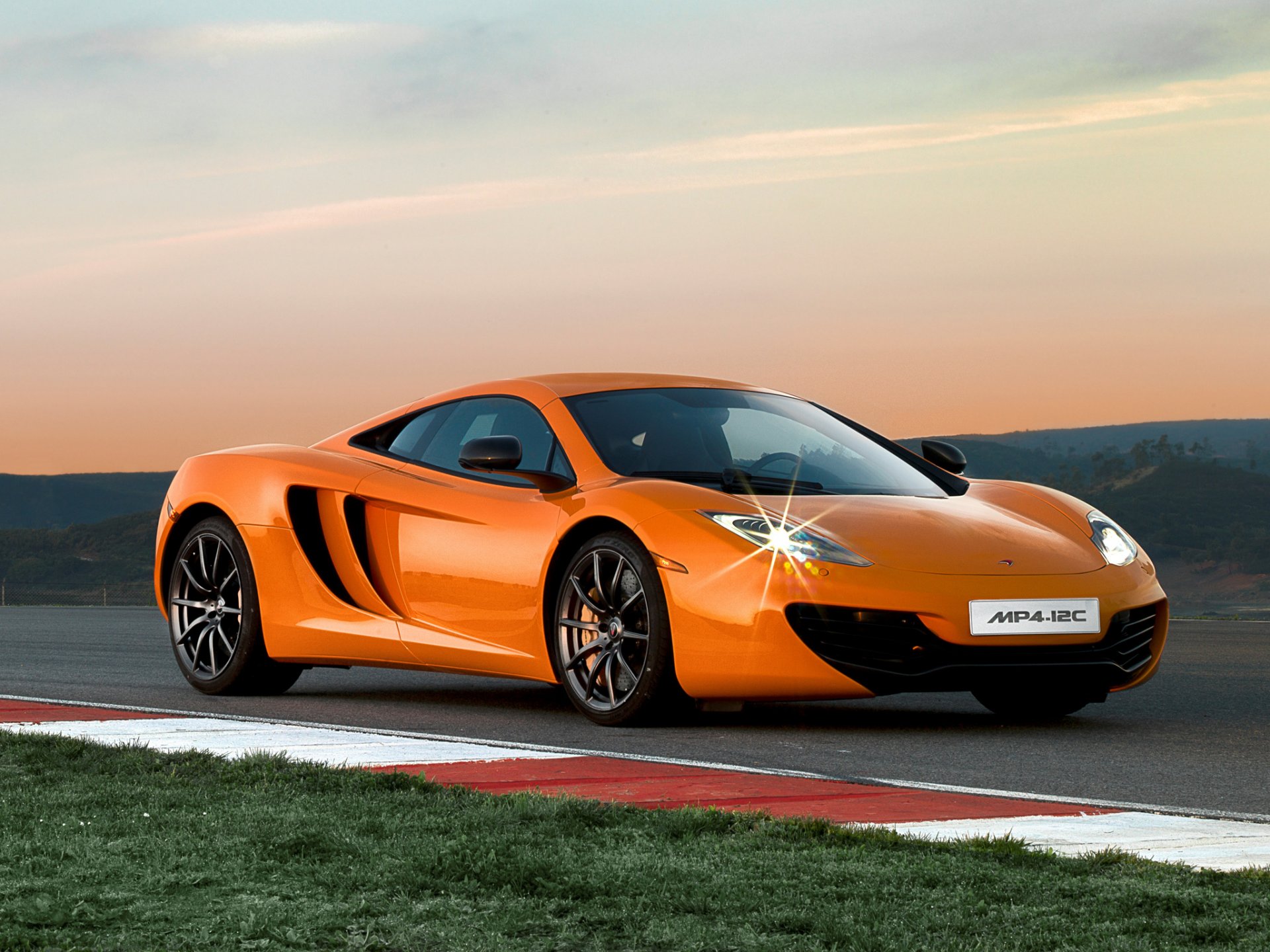 hintergrundbilder orange mclaren mp4-12c piste dämmerung