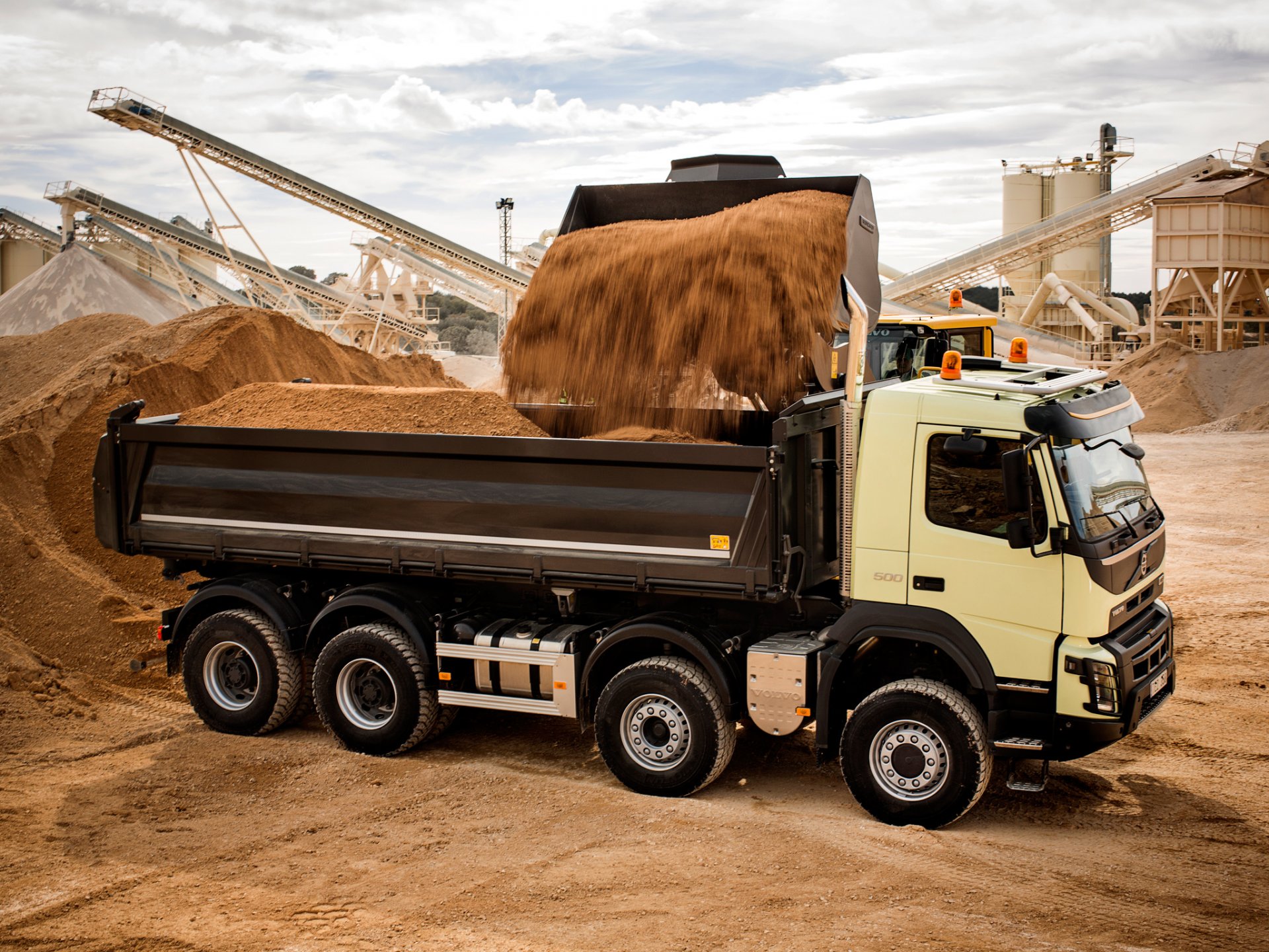 volvo fmx 8x4 auto carrozzeria sabbia secchio