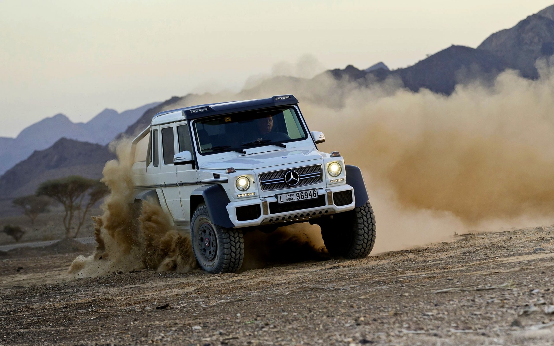 mercedes-benz g63 amg 6x6 занос белый передок пыль джип