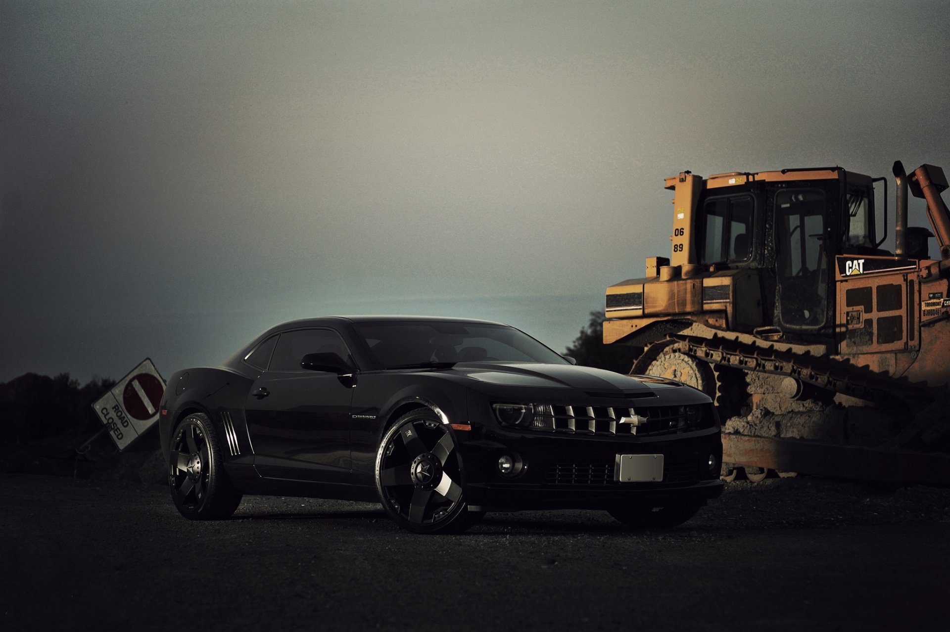 chevrolet camaro ss czarny caterpillar żółty chevrolet camaro spychacz caterpillar