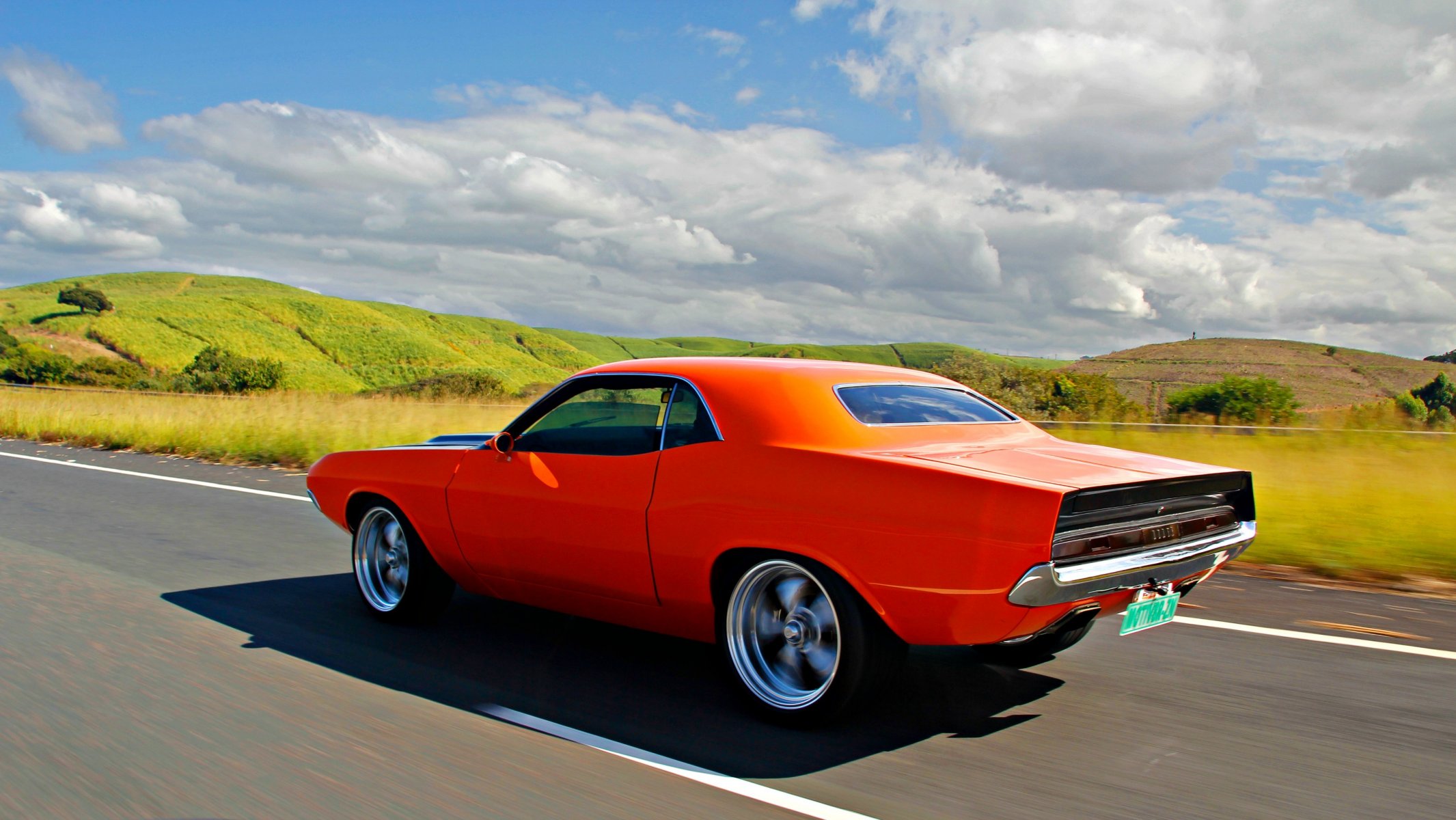 ausweichen challenger orange rollin sonnig wolken in bewegung dodge challenger