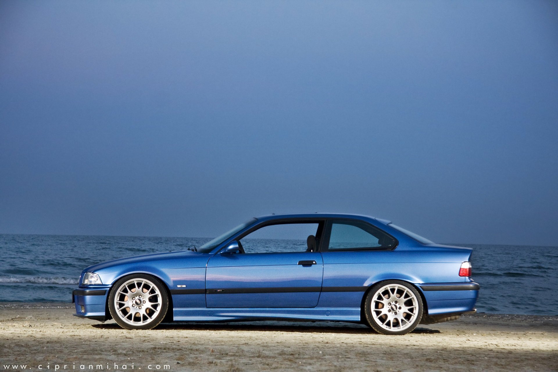 bmw e36 m3 3er bmw dreier coupé sportwagen blau ozean himmel autos auto pkw profil blaues auto horizont meer küste wellen abend blauer himmel transport kraftfahrzeuge